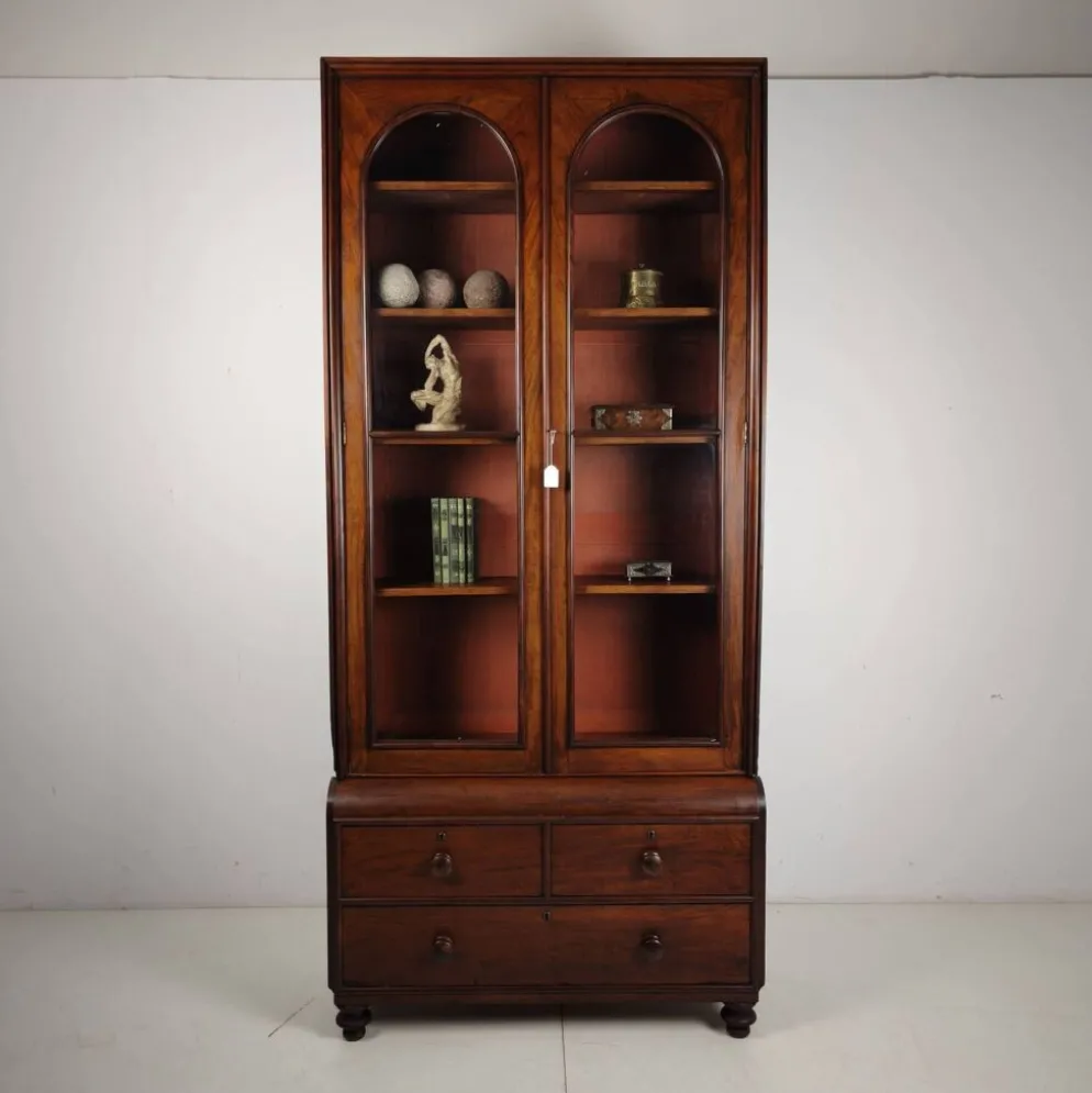 Vitrine anglaise de la fin du 19e siècle avec portes vitrées et tiroirs