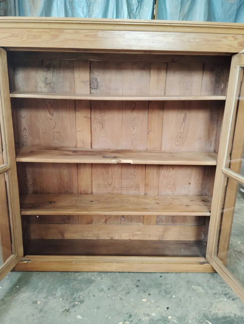 Vitrine anglaise en vieux pin
