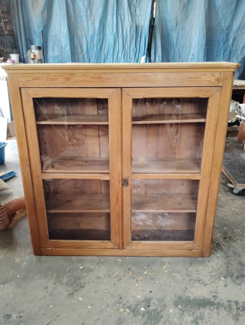 Vitrine anglaise en vieux pin