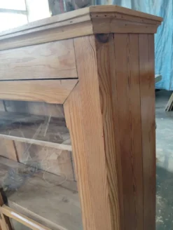 Vitrine anglaise en vieux pin