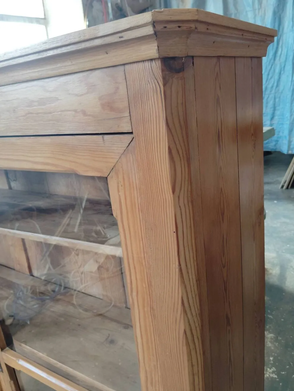 Vitrine anglaise en vieux pin