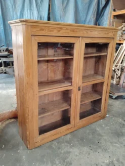 Vitrine anglaise en vieux pin