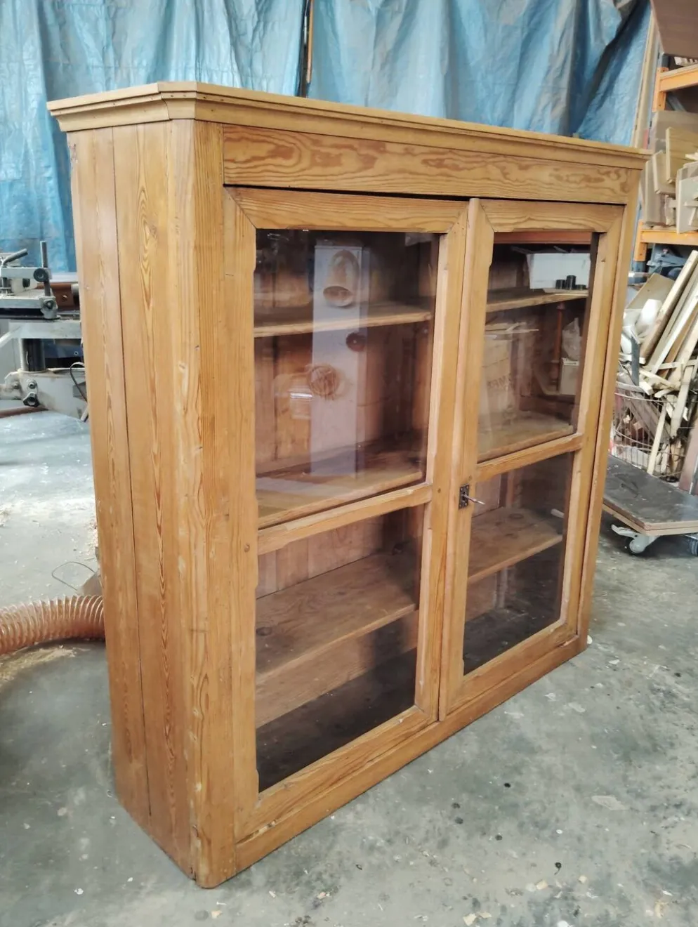Vitrine anglaise en vieux pin