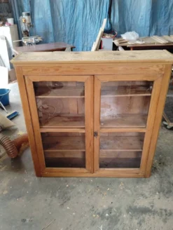 Vitrine anglaise en vieux pin