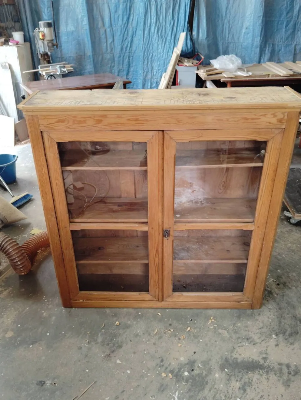 Vitrine anglaise en vieux pin