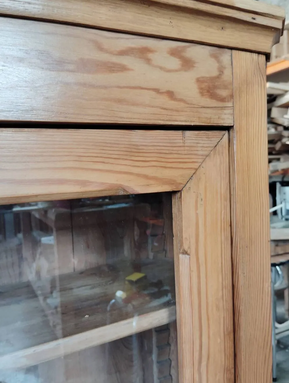 Vitrine anglaise en vieux pin