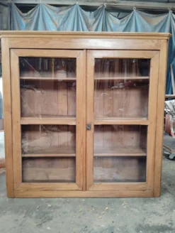 Vitrine anglaise en vieux pin