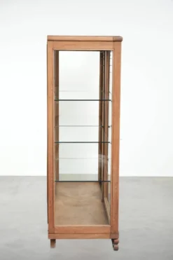 Vitrine antique en chêne néerlandais avec étagères en verre et fond miroir.