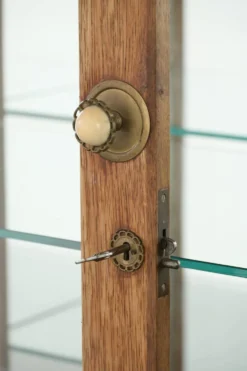 Vitrine antique en chêne néerlandais avec étagères en verre et fond miroir.