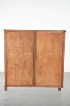 Vitrine antique en chêne néerlandais avec étagères en verre et fond miroir.