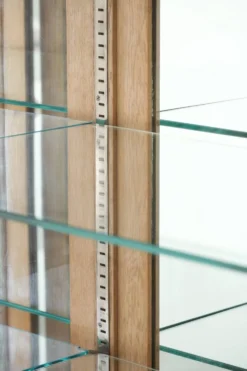 Vitrine antique en chêne néerlandais avec étagères en verre et fond miroir.