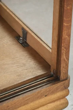 Vitrine antique en chêne néerlandais avec étagères en verre et fond miroir.