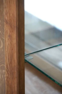 Vitrine antique en chêne néerlandais avec étagères en verre et fond miroir.