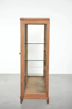Vitrine antique en chêne néerlandais avec étagères en verre et fond miroir.