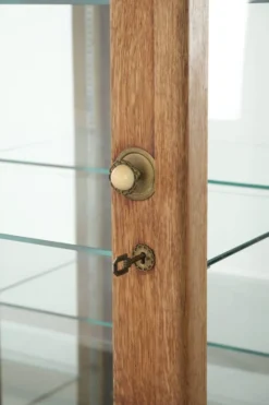 Vitrine antique en chêne néerlandais avec étagères en verre et fond miroir.