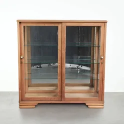 Vitrine antique en chêne néerlandais avec étagères en verre et fond miroir.