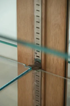 Vitrine antique en chêne néerlandais avec étagères en verre et fond miroir.
