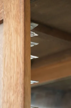 Vitrine antique en chêne néerlandais avec étagères en verre et fond miroir.