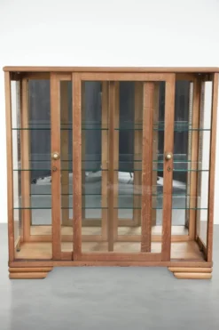Vitrine antique en chêne néerlandais avec étagères en verre et fond miroir.