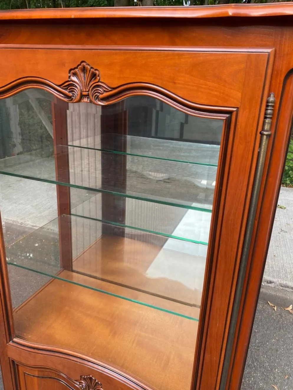 Vitrine argentier style Louis XV en merisier fond miroir & étagères Verre 9