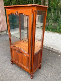 Vitrine argentier style Louis XV en merisier fond miroir & étagères Verre 9