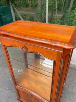 Vitrine argentier style Louis XV en merisier fond miroir & étagères Verre 9