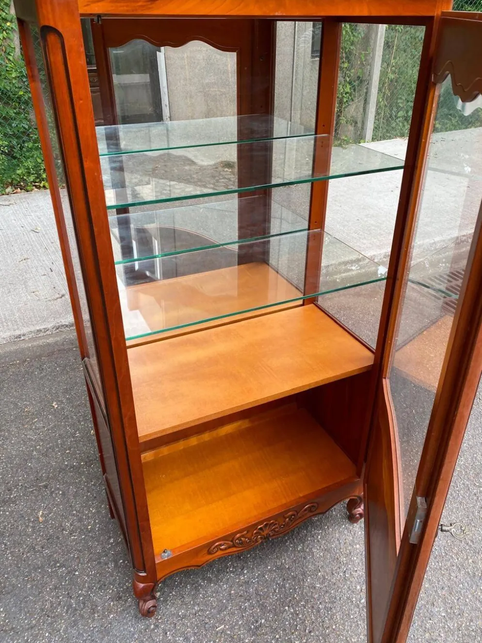 Vitrine argentier style Louis XV en merisier fond miroir & étagères Verre 9