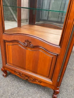 Vitrine argentier style Louis XV en merisier fond miroir & étagères Verre 9
