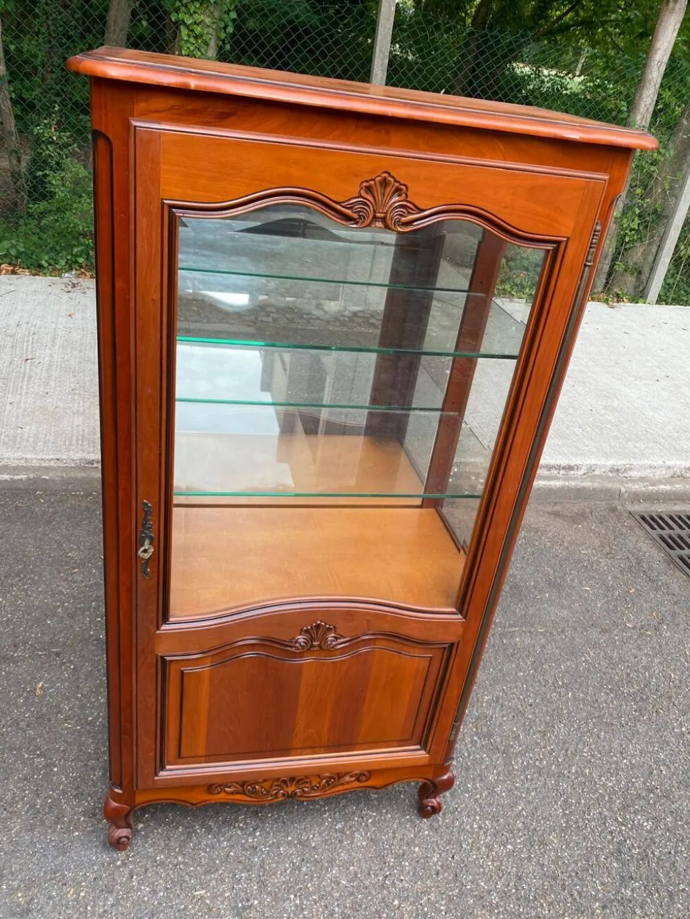 Vitrine argentier style Louis XV en merisier fond miroir & étagères Verre 9