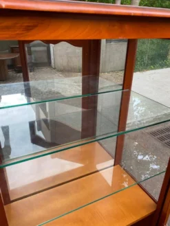 Vitrine argentier style Louis XV en merisier fond miroir & étagères Verre 9