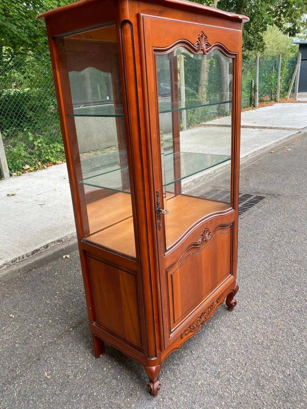 Vitrine argentier style Louis XV en merisier fond miroir & étagères Verre 9
