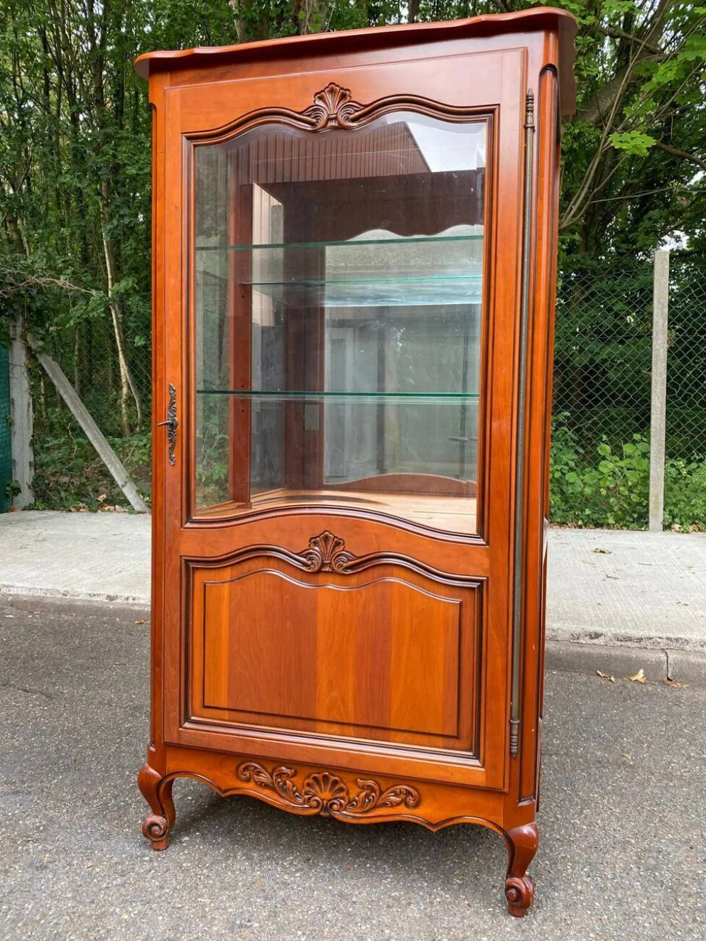 Vitrine argentier style Louis XV en merisier fond miroir & étagères Verre 9