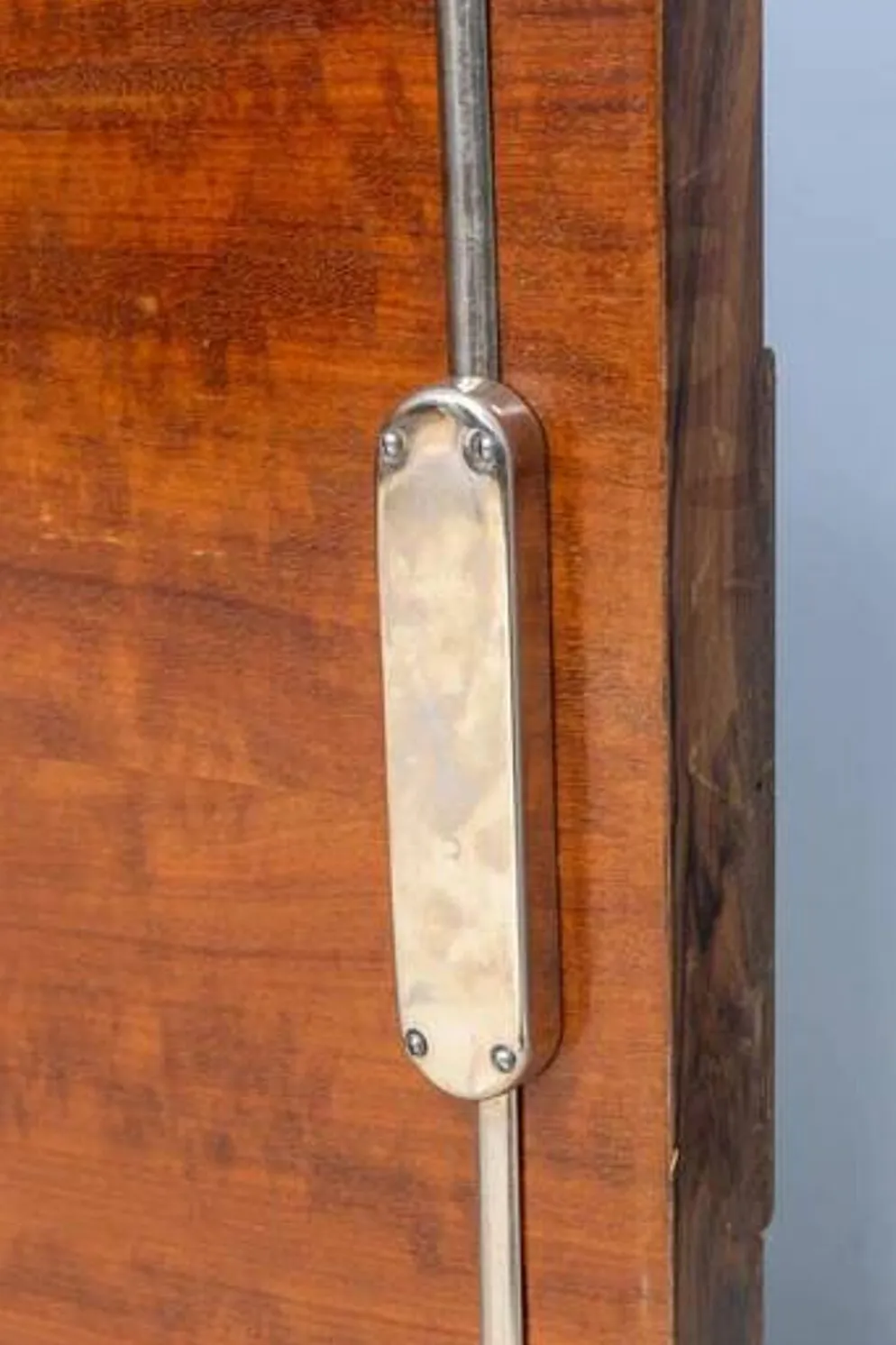 Vitrine Art Déco attribuée à Jindřich Halabala, placage de noyer, années 1930, Tchécoslovaquie
