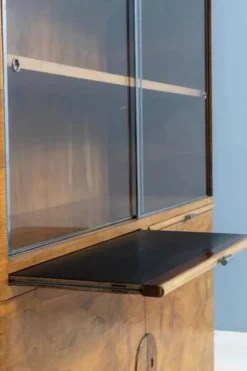 Vitrine Art Déco attribuée à Jindřich Halabala, placage de noyer, années 1930, Tchécoslovaquie