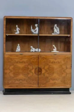 Vitrine Art Déco attribuée à Jindřich Halabala, placage de noyer, années 1930, Tchécoslovaquie