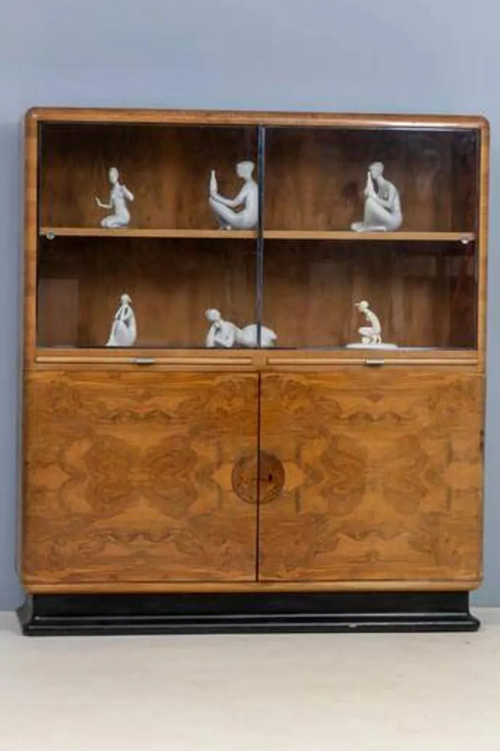 Vitrine Art Déco attribuée à Jindřich Halabala, placage de noyer, années 1930, Tchécoslovaquie