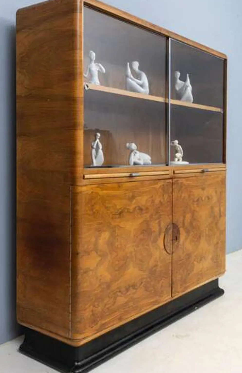 Vitrine Art Déco attribuée à Jindřich Halabala, placage de noyer, années 1930, Tchécoslovaquie