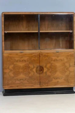Vitrine Art Déco attribuée à Jindřich Halabala, placage de noyer, années 1930, Tchécoslovaquie