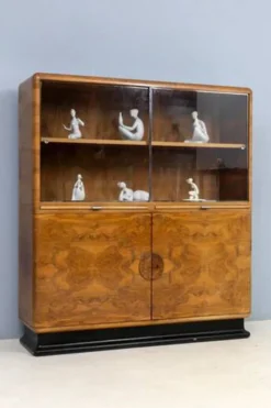 Vitrine Art Déco attribuée à Jindřich Halabala, placage de noyer, années 1930, Tchécoslovaquie
