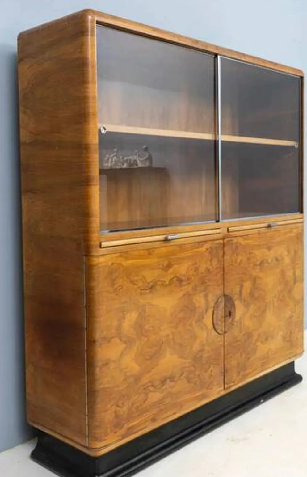 Vitrine Art Déco attribuée à Jindřich Halabala, placage de noyer, années 1930, Tchécoslovaquie