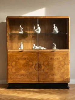 Vitrine Art Déco attribuée à Jindřich Halabala, placage de noyer, années 1930, Tchécoslovaquie