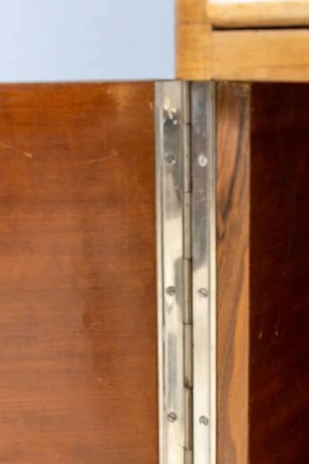 Vitrine Art Déco attribuée à Jindřich Halabala, placage de noyer, années 1930, Tchécoslovaquie