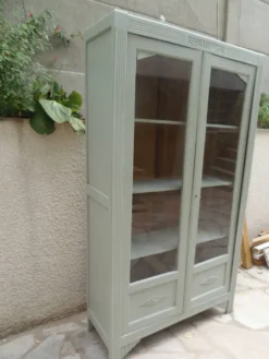 Vitrine Art Déco rénovée en vert de gris.