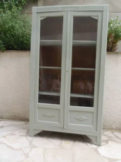 Vitrine Art Déco rénovée en vert de gris.