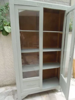 Vitrine Art Déco rénovée en vert de gris.