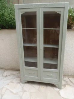 Vitrine Art Déco rénovée en vert de gris.