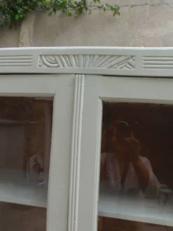 Vitrine Art Déco rénovée en vert de gris.