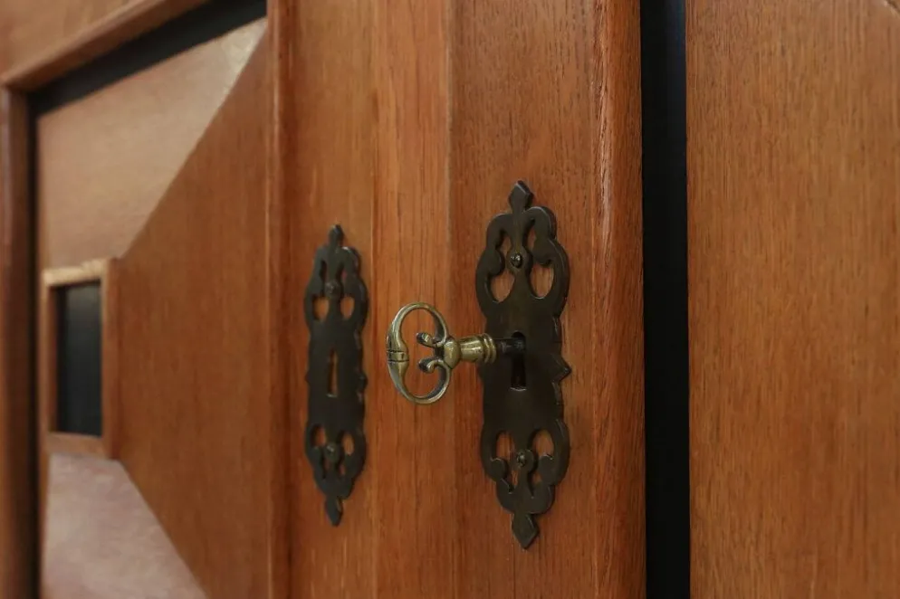 Vitrine Art Déco tardif en chêne, Belgique années 1940