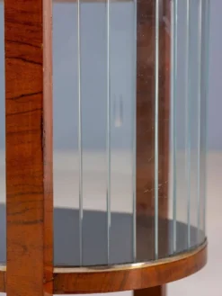 Vitrine Art Déco vintage avec cadre en bois courbé et portes en verre, 65 × 82 × 39 cm