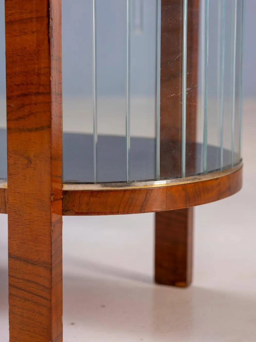 Vitrine Art Déco vintage avec cadre en bois courbé et portes en verre, 65 × 82 × 39 cm